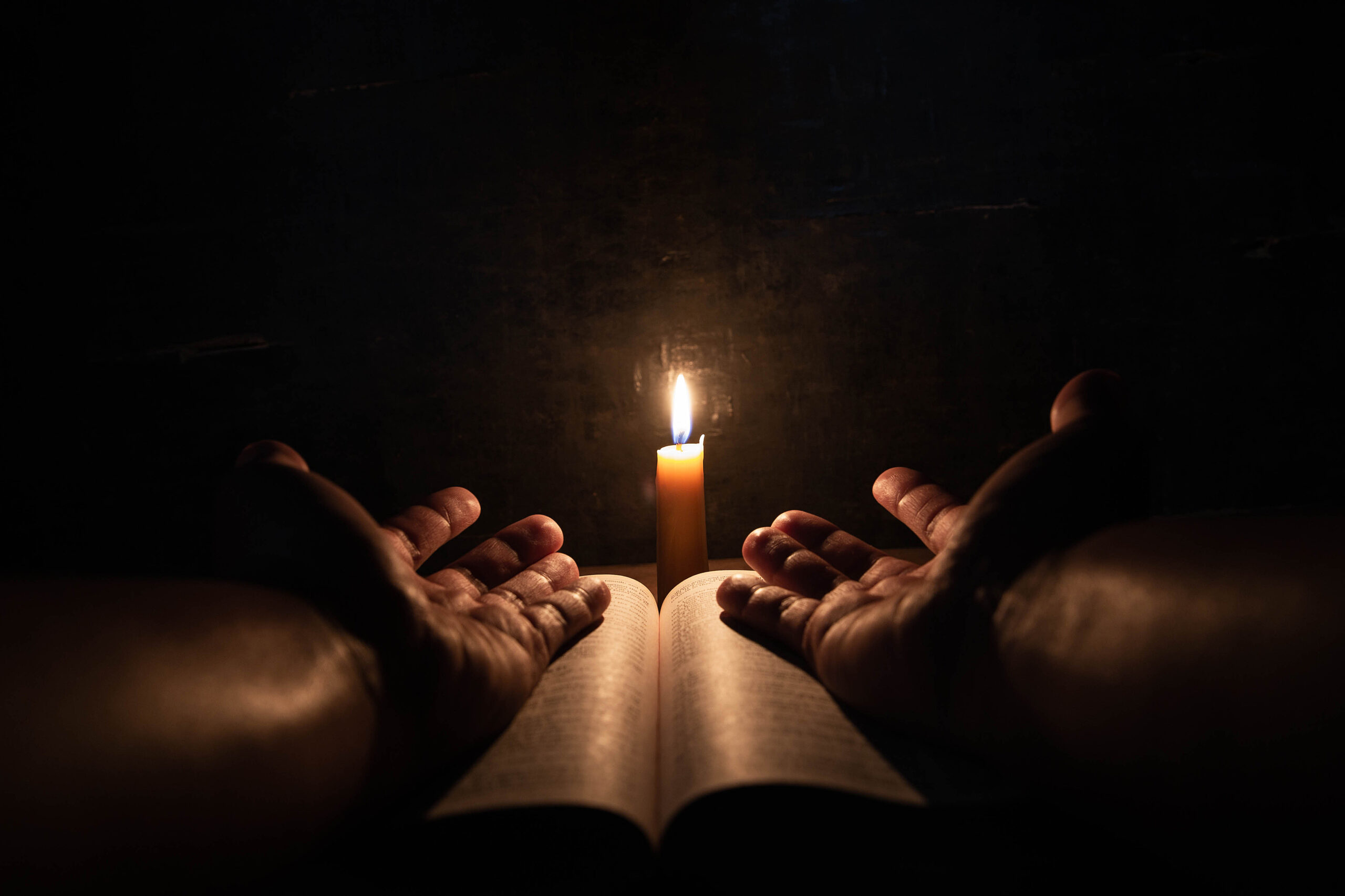 https://pays-salonais.epudf.org/wp-content/uploads/sites/34/2022/10/men-praying-on-the-bible-in-the-light-candles-selective-focus-scaled.jpg